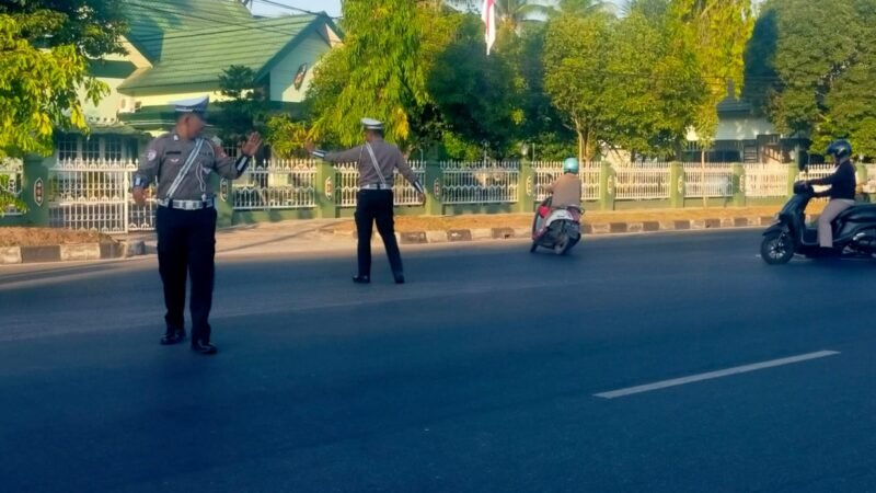 Saat Gatur Pagi, Unit Lantas Polsek Pahandut Berikan Teguran Humanis kepada Pengendara Tanpa Helm