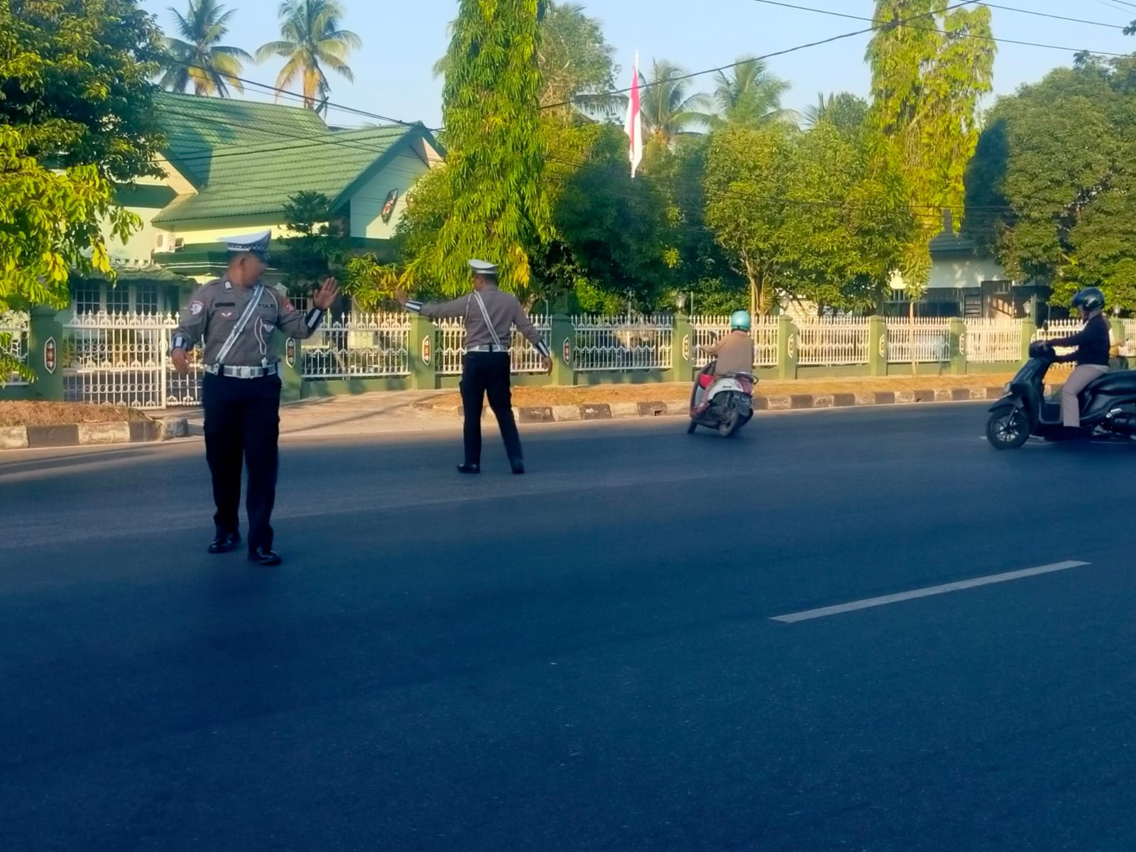 Saat Gatur Pagi, Unit Lantas Polsek Pahandut Berikan Teguran Humanis kepada Pengendara Tanpa Helm