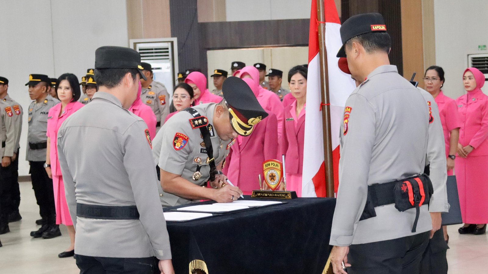 Kapolda Kalteng pimpin sertijab tiga pejabat utama dan tiga kapolres
