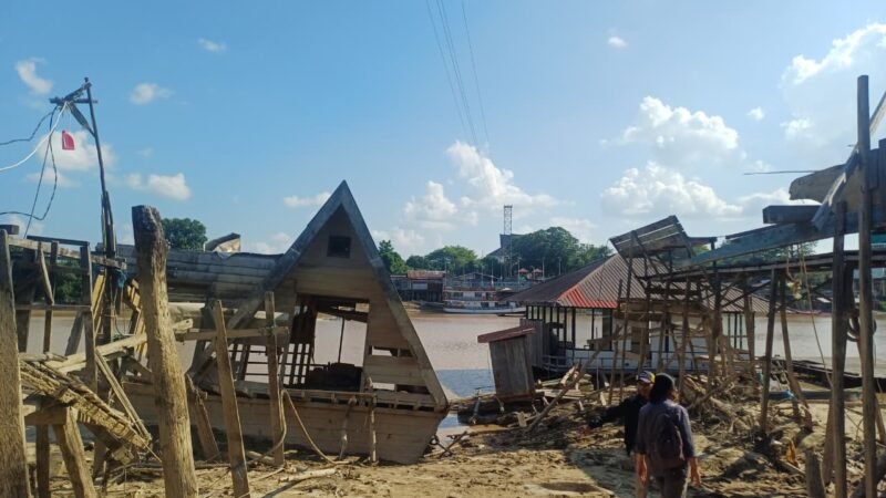 Satpol PP Palangka Raya Ingatkan Warga Tak Berenang di Gosong Sungai Kahayan