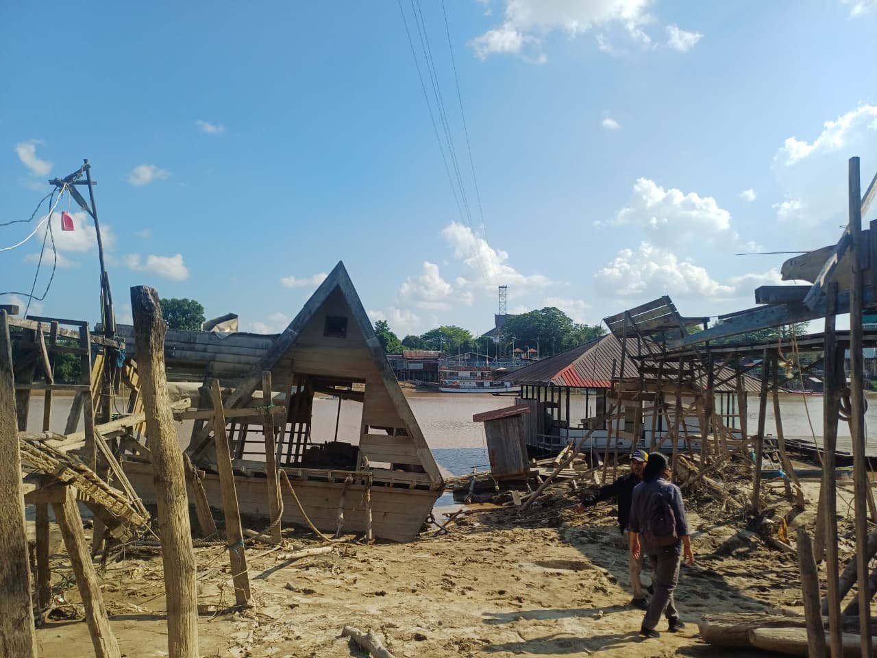 Satpol PP Palangka Raya Ingatkan Warga Tak Berenang di Gosong Sungai Kahayan