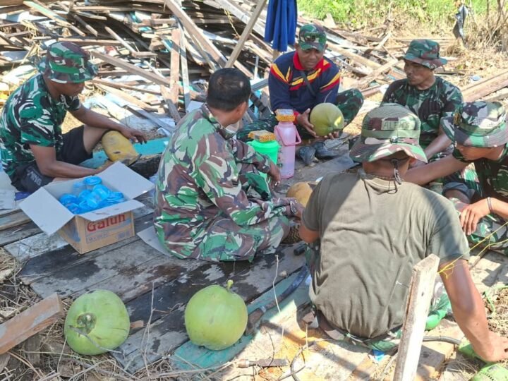 Santap Siang Bersama Warga, Satgas TMMD Bangun Kedekatan di Tengah Pembangunan Desa