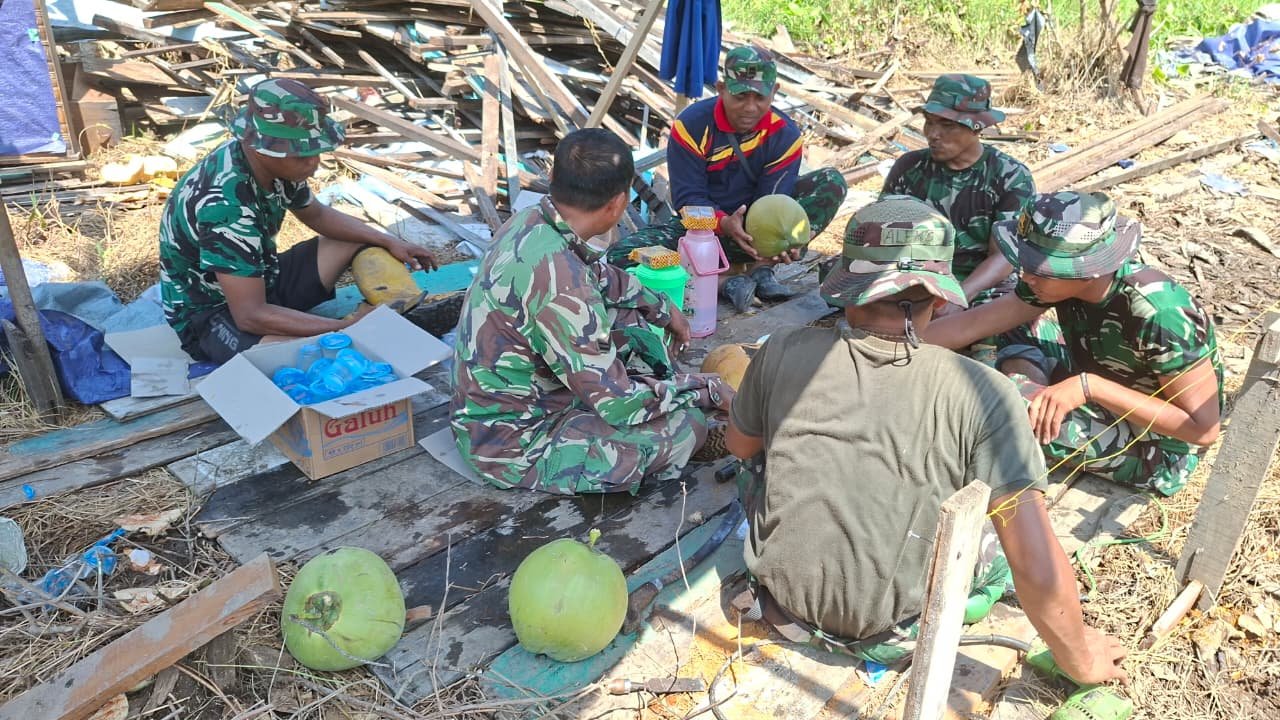 Santap Siang Bersama Warga, Satgas TMMD Bangun Kedekatan di Tengah Pembangunan Desa