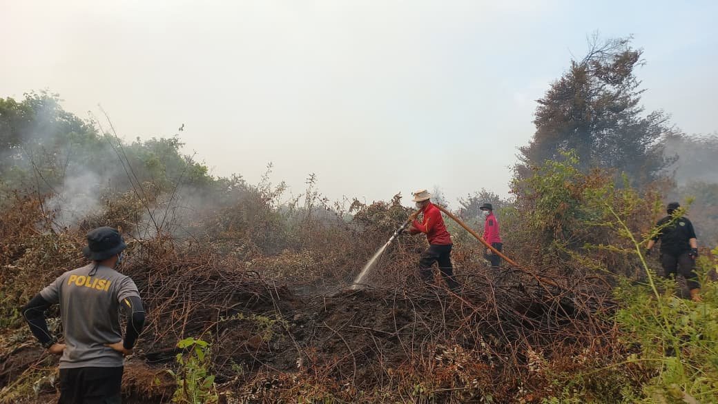 Polresta Palangka Raya Bantu Padamkan Kebakaran Lahan di Dua Lokasi Bukit Tunggal