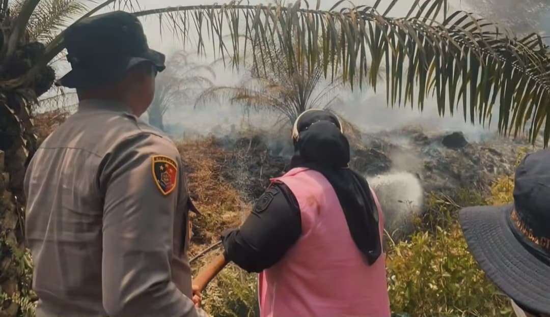 Wabup Kotim Turun Tangan Padamkan Karhutla di Desa Soren