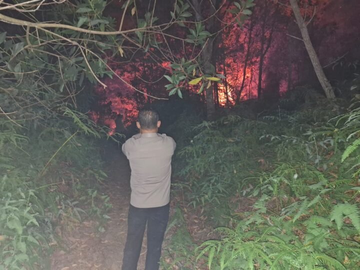 Polsek Bukit Batu Bantu Padamkan Karhutla di Bukit Batu Banama