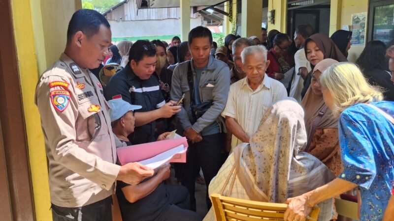 Bhabinkamtibmas Dampingi Warga Menteng Daftar Portal Perlinsos