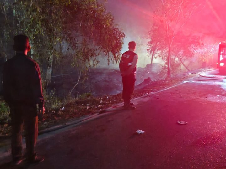 Api Lahan Berkobar Dini Hari di Km 12, Polisi Bergerak Lakukan Pemadaman
