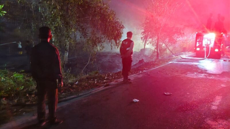 Api Lahan Berkobar Dini Hari di Km 12, Polisi Bergerak Lakukan Pemadaman